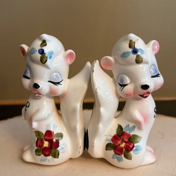 Vintage Japan Magnetic Anthropomorphic Salt & Pepper Shakers Hand-Painted - Picture 1 of 16